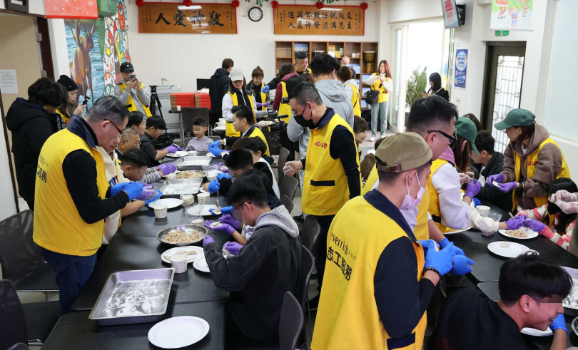 昇恆昌免稅商店志工們與院生們一起包水餃，提前圍爐。（圖／昇恆昌）