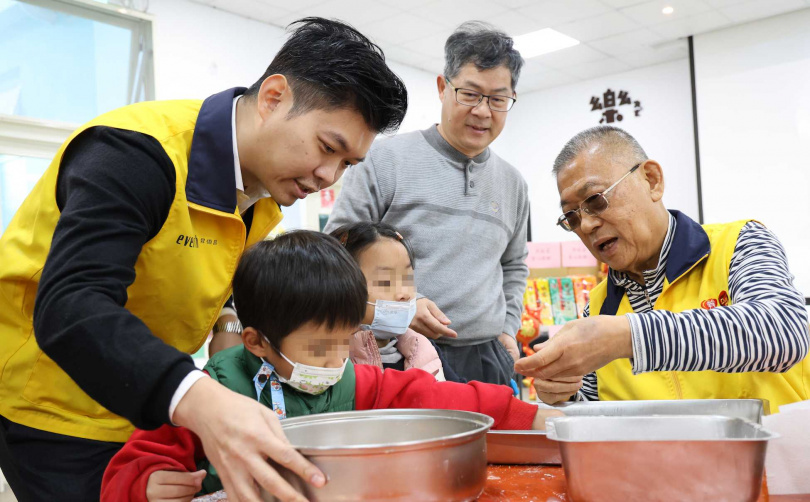 昇恆昌免稅商店董事長江松樺（右一）、昇恆昌免稅商店總經理江建廷（左一）和「樂活育幼院」的孩童一起搓湯圓，場面溫馨。（圖／昇恆昌）
