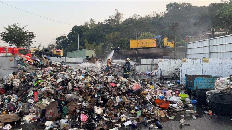 芬園鄉公所資源回收場今日下午發生火災，消防員經近2小時灌救才撲滅火勢。（圖／消防局提供）