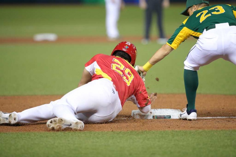 西班牙賀南德茲（左）2局下衝三壘滑過頭回來摸壘包，南非挑戰成功改判觸殺出局。（圖／中國時報記者黃世麒攝）