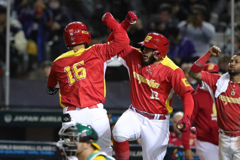 西班牙4棒烏茲塔利茲（左）5局下追加左外野陽春炮，回到本壘與隊友慶祝。（圖／中國時報記者黃世麒攝）