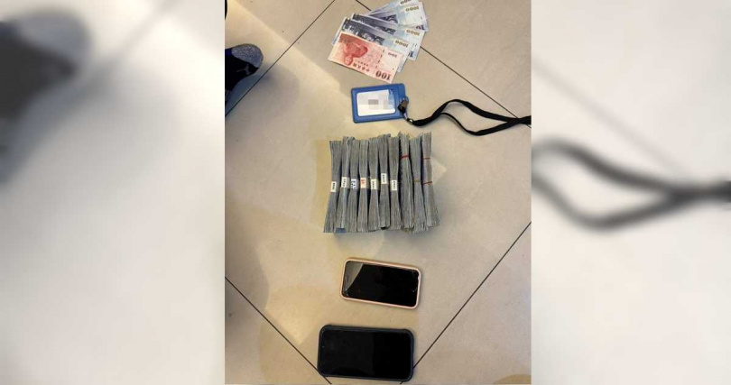 桃園警分局中路派出所10日傍晚接獲民眾報案，表示母親誤信網路詐騙廣告，已經被騙上百萬元，家人發現後，母親不相信自己被騙，還稱要加碼百萬。警方為避免母親反應過度，便衣尾隨跟監，待車手取款時隨即將其逮捕。母親還在旁高喊不是詐騙，還要拉開警察，隨即被制止，詐團也被警方移送法辦。 （圖／警方提供）