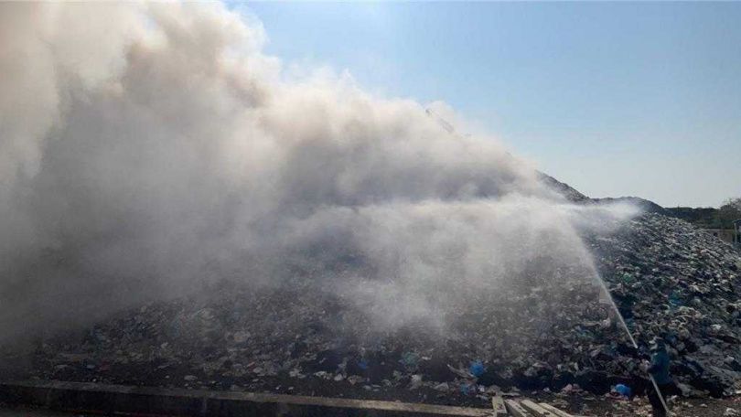 屏東縣枋寮鄉垃圾掩埋場25日驚傳火警,火勢延燒逾2個小時才獲控制,初估燃燒面積約1公頃。(圖/屏東消防局提供)