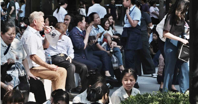 地震當下，不少曼谷民眾急忙逃到街頭避難。（圖／達志／美聯社）