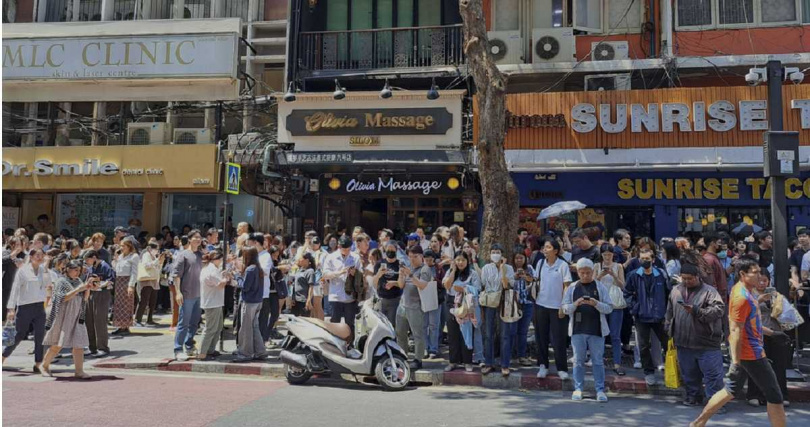 地震當下，不少曼谷民眾急忙逃到街頭避難。（圖／達志／美聯社）