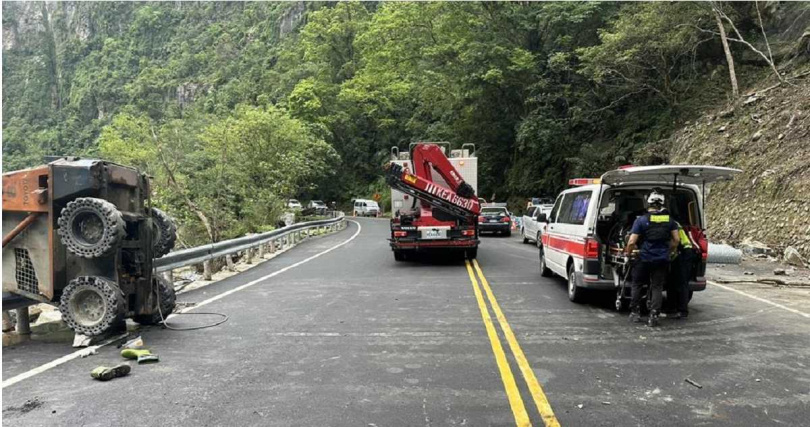 花蓮台8線中橫公路181公里處今（6日）上午驚傳工安意外，一輛鏟裝機突失去重心翻覆，導致鄭姓工人遭噴飛，當場失去生命跡象，經搶救仍不治。（圖／花蓮縣消防局提供）