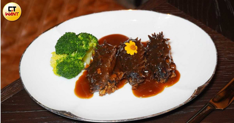 「鮑汁關東刺參」在日本刺參中入餡，讓常見辦桌菜飄出新意。（圖／魏妤靜攝）