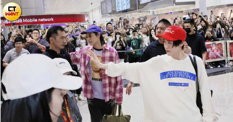 Billkin、PP Krit 來台吸引近500名粉絲熱情接機。（圖／楊澍攝）