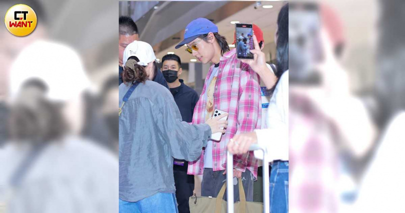 Billkin 見到粉絲熱情應援十分開心。（圖／楊澍攝）