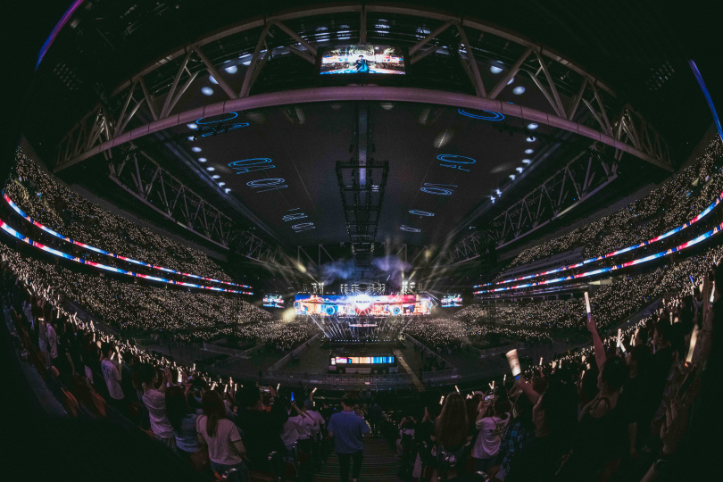 五月天打造絢爛舞台，給粉絲滿滿的回憶。（圖／相信音樂提供）