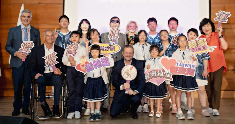 台北特殊教育學校啦啦隊與台北啟聰學校手語歌團隊獻上真摯演出，感動全場（圖／中華帕拉林匹克總會提供）。