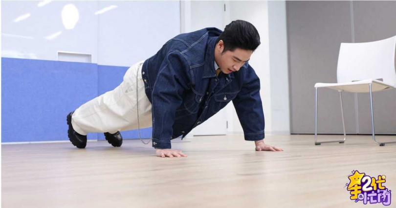 鹿希派挑戰伏地挺身，但做不到2分鐘就放棄。（圖／Yahoo提供）