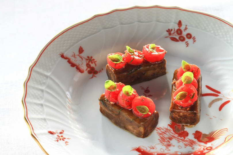 茄子凍佐番茄、羅勒、酸豆與橄欖 （圖／品牌提供）
