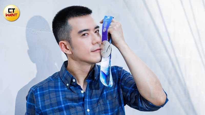 拿到世壯運籃球銀牌，JR紀言愷直呼是很棒的紀念，也期許四年後再戰。（圖／趙文彬攝）