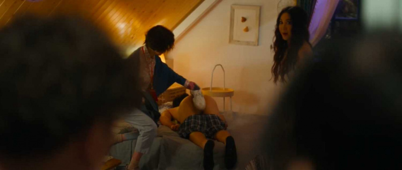 禾浩辰在《謊島美人魚》大秀精實翹臀。（圖／翻攝自預告）