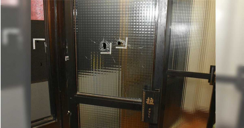 受害鄰居家2樓神明廳的陽台鋁門窗留下明顯彈痕。(圖/民眾提供/中國時報記者楊靜茹南投傳真)