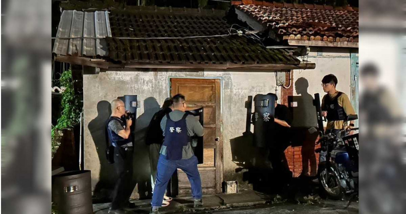 水里鄉陳姓男子7日疑吸毒後試槍擊中鄰居神明廳,警方到場他拒絕開門,與警對峙。(圖/民眾提供/中國時報記者楊靜茹南投傳真)