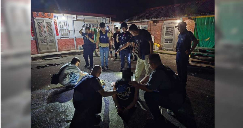 開槍陳姓男子拒絕開門,警方找家屬親情喊話,見時機成熟破門壓制嫌犯。(圖/民眾提供/中國時報記者楊靜茹南投傳真)