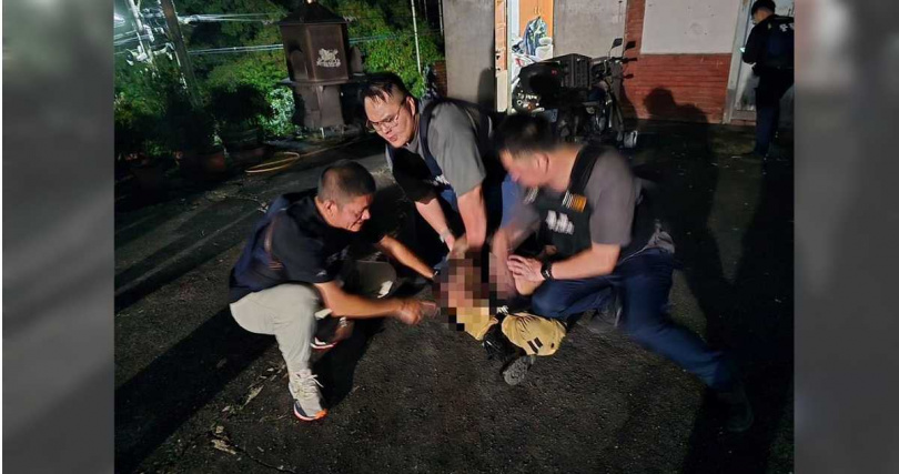 開槍陳姓男子拒絕開門,警方找家屬親情喊話,見時機成熟破門壓制嫌犯。(圖/民眾提供/中國時報記者楊靜茹南投傳真)