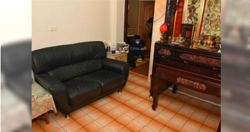 警方在受害鄰居家2樓神明廳採證。(圖/民眾提供/中國時報記者楊靜茹南投傳真)