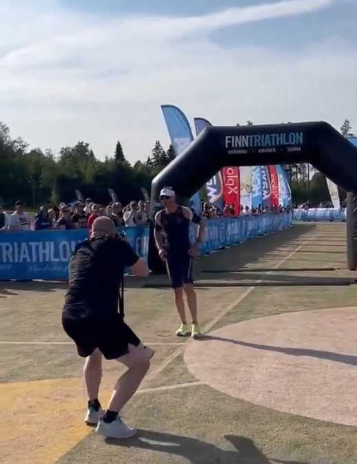 芬蘭總統史塔布低調以名字縮寫「AS」參加鐵人三項運動競賽。（圖／翻攝自X）