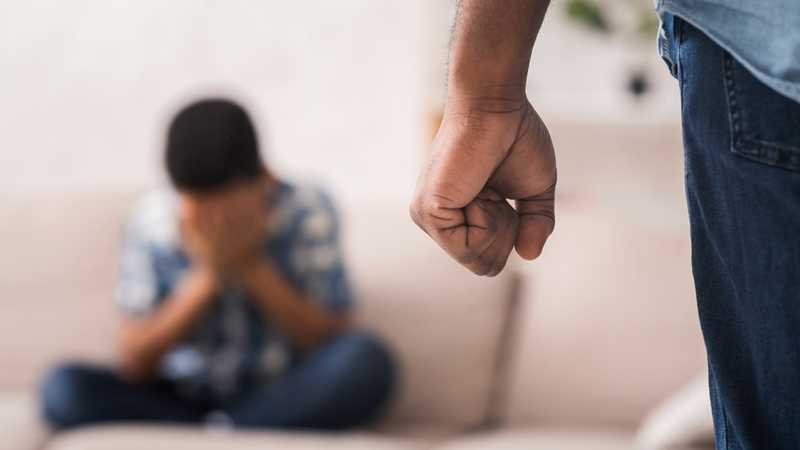 S先生指出,第一次發生暴力事件,只是因為晚下班,當下以為可以溝通修復關係,孰料退讓換來的只是變本加厲的傷害。(示意圖/123RF)