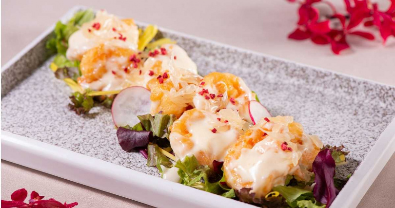 聚味軒中餐廳主廚推薦菜色「金桔柚子沙丹蝦」。（560元，圖／林口亞昕福朋喜來登酒店提供）