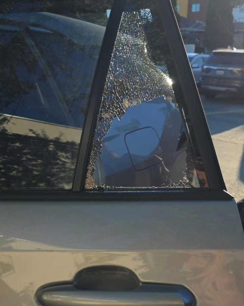 蔡沐妍的車窗玻璃被竊賊打破。（圖／蔡沐妍IG）