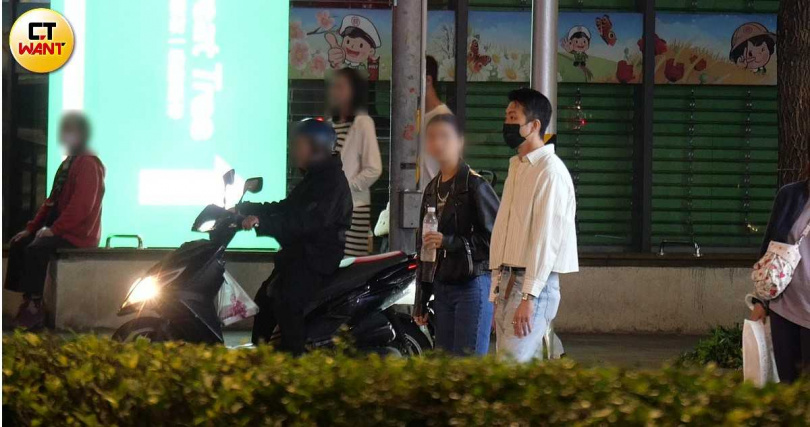 CTWANT今年3月曾直擊懷秋身邊有個外型清麗氣質極佳的女友。（圖／CTWANT）