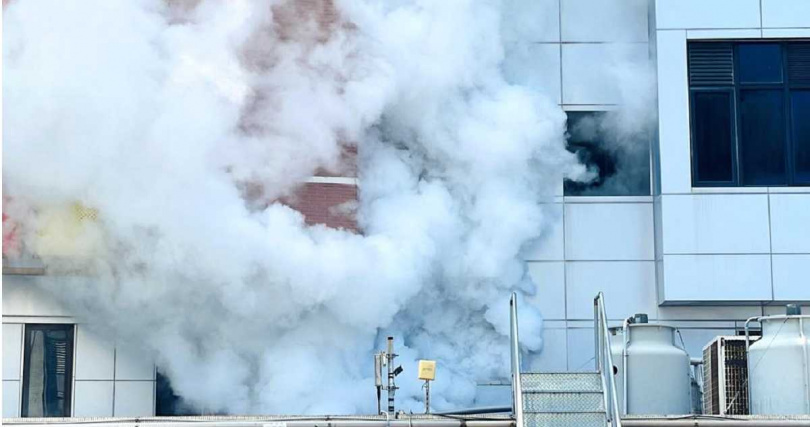 液態氦自排氣口噴出凝結成白色水蒸氣，如雲海翻湧般向四周擴散，現場籠罩在一片白霧之中。（圖／中時記者蕭嘉蕙攝）