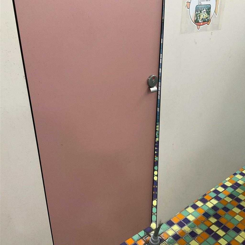 台北市環保局稽查列管公廁，今年1至7月共查核2萬2738座次，有14座未符合規定遭罰，並裁處1200元至2000元罰鍰，同時要求改善。圖為不符規定之公廁。（圖／北市環保局提供）