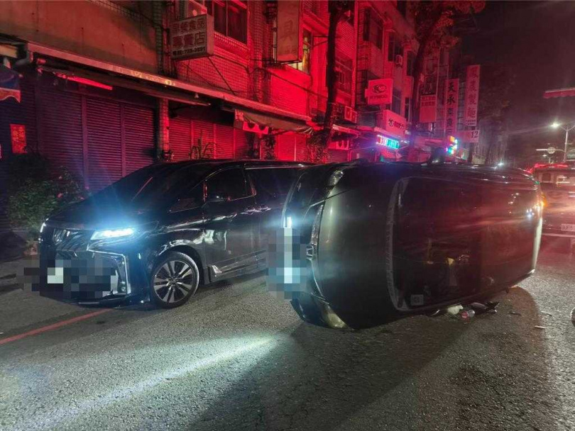 開車的陳姓男駕駛開車自撞路邊車輛，所幸車內嬰兒僅輕傷無大礙，不過陳男遭查出是通緝犯，母親也因涉案在日前入監服刑，因此男嬰被社會局帶回安置，讓陳男情緒崩潰。（圖／翻攝畫面）