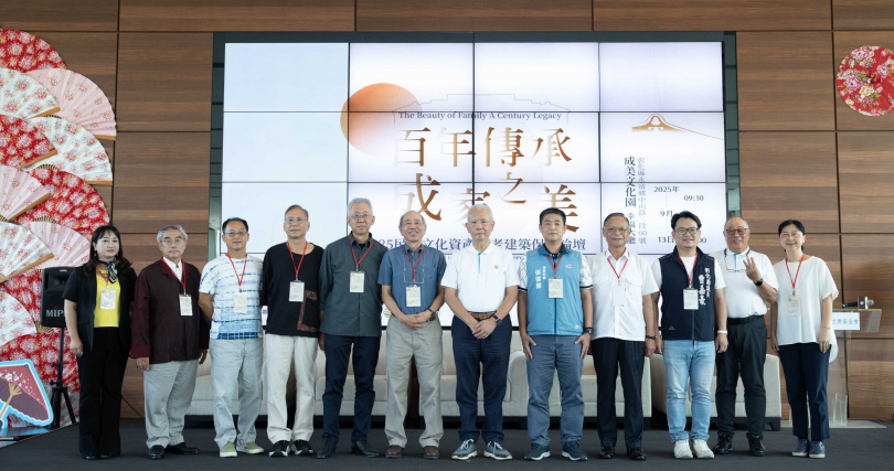頂新和德文教基金會創辦人魏應充(圖中)與與會貴賓、專家學者及在地民眾齊聚成美文化園,共同見證成美公堂140週年論壇盛況,展現產官學民合作守護文化資產的決心。(圖片提供/頂新和德基金會)