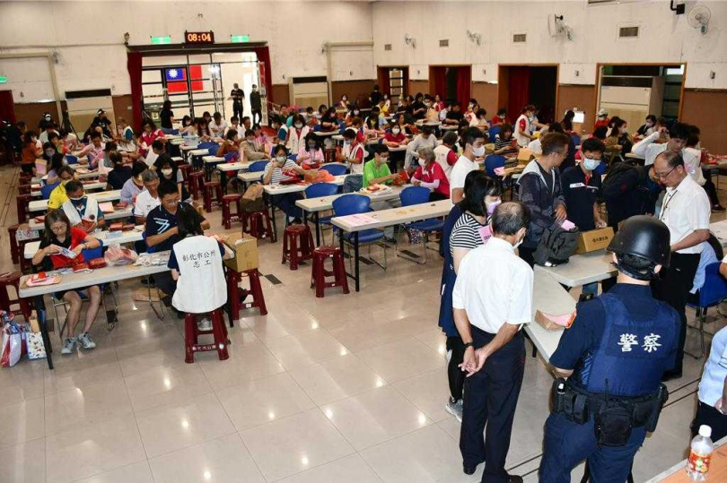 數百人聚集彰化生活藝文館點鈔，警方也派員防護。（圖／中國時報葉靜美攝）
