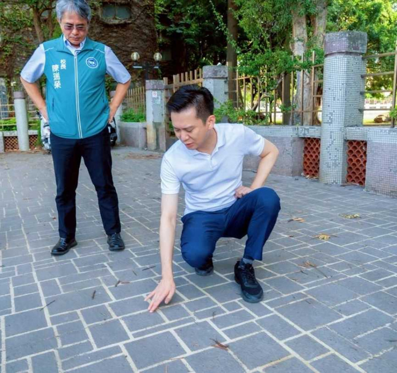 新竹縣竹北市長鄭朝方(右)與陽交大附中校長陳瑞榮共同檢視學校周邊人行步道施工品質。(圖/翻攝自竹北市公所媒體群組)