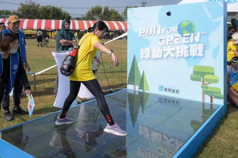 田中馬拉松跑友透過現場攤位互動，響應永續。（圖／富邦金提供）