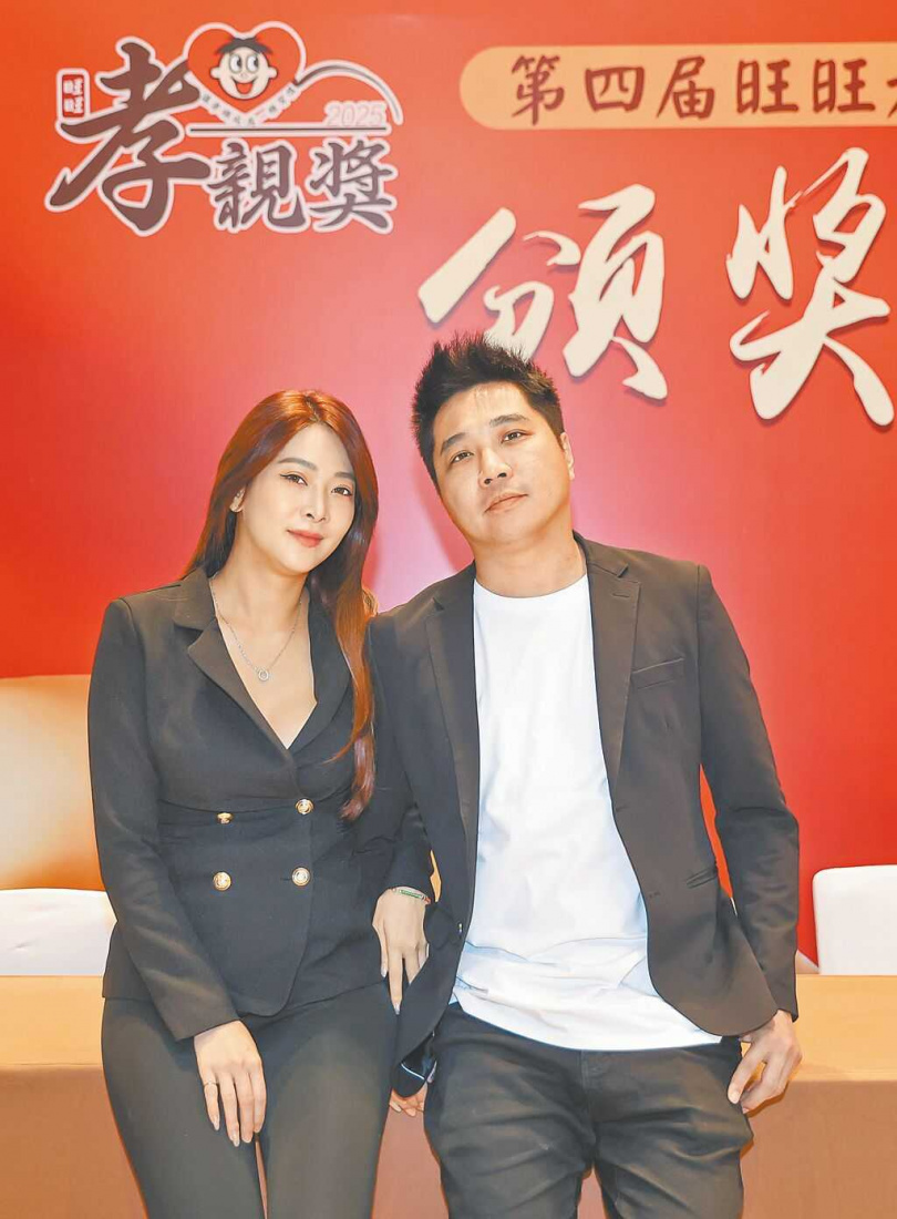 網紅「油條兄弟」團長阿寶（右）、柳橙29日出席孝親獎頒獎典禮。（圖／陳俊吉攝）