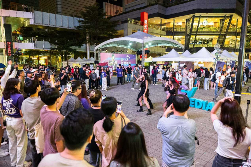 品牌與創作者的演出引發現場共鳴，吸引圍觀民眾自發記錄、直播與分享。（圖／業者提供）