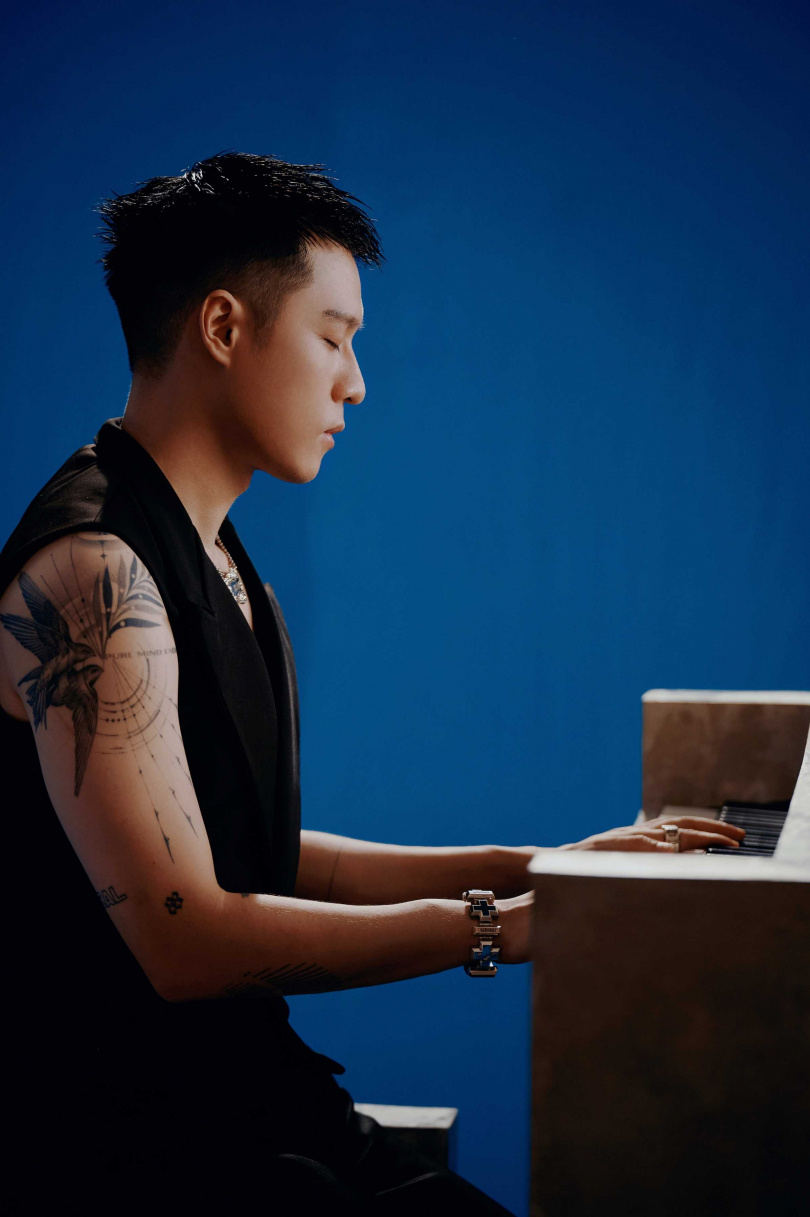 周湯豪也在MV中展現鋼琴自彈自唱的才華。（圖／環球音樂提供）