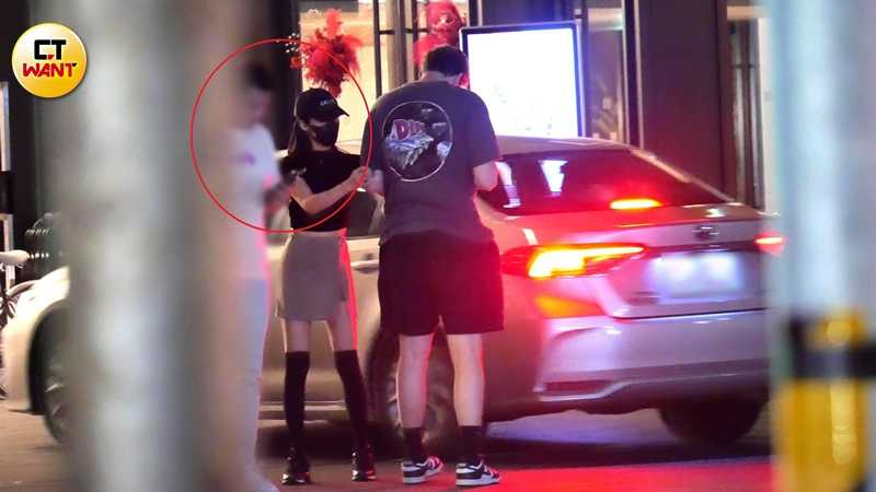 夏宇禾5月的酒店、酒吧路線的行程就已見到白衣男的身影以及另一位外國友人。（圖／本刊攝影組）