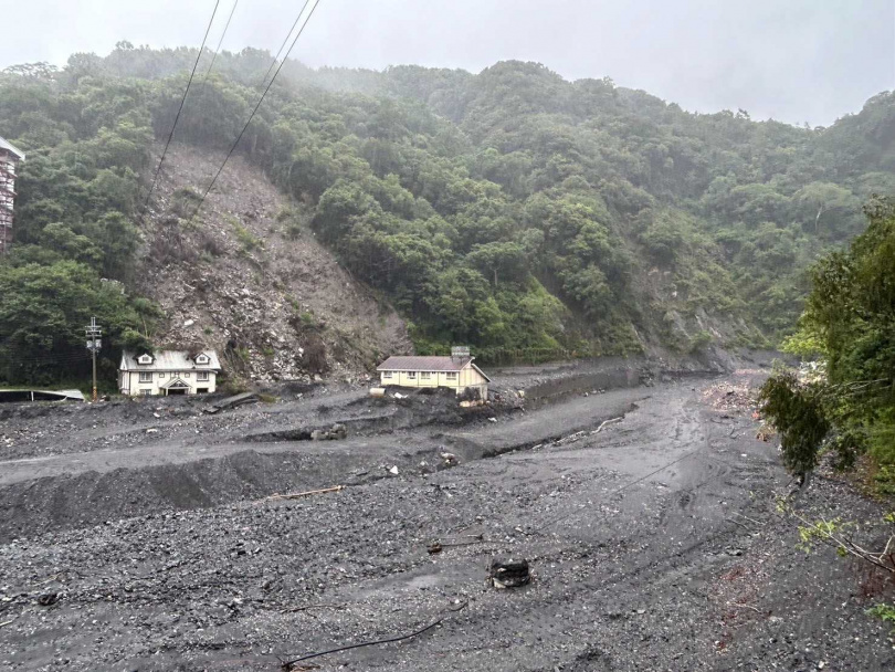 卡努風災去年重創廬山溫泉區,溫泉飯店埋在砂礫堆中令人觸目驚心。(圖/報系資料照)