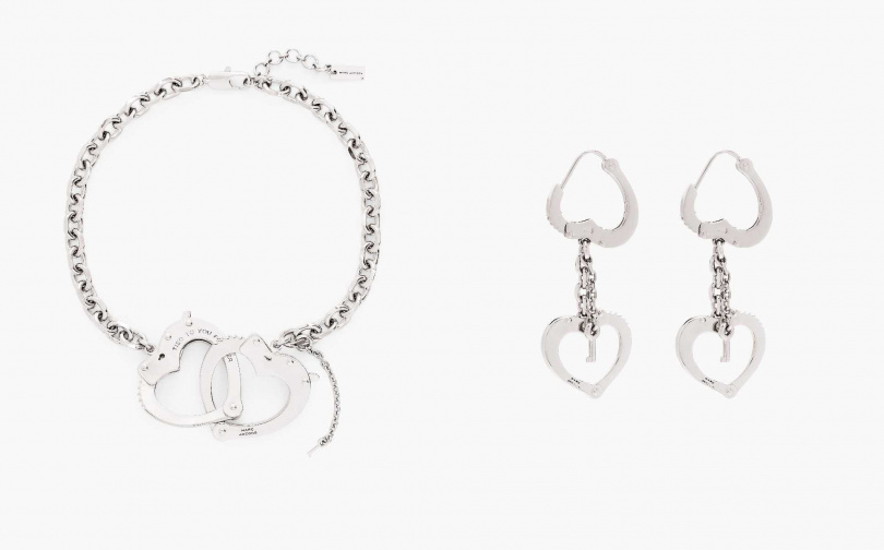 Marc Jacobs愛心項鍊／12,000元，愛心垂墜耳環／4,800元（圖／品牌提供）
