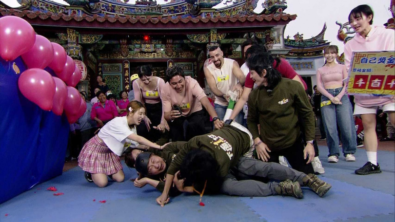 胡瓜玩起遊戲總是如拚命三郎般賣力。（圖／民視提供）