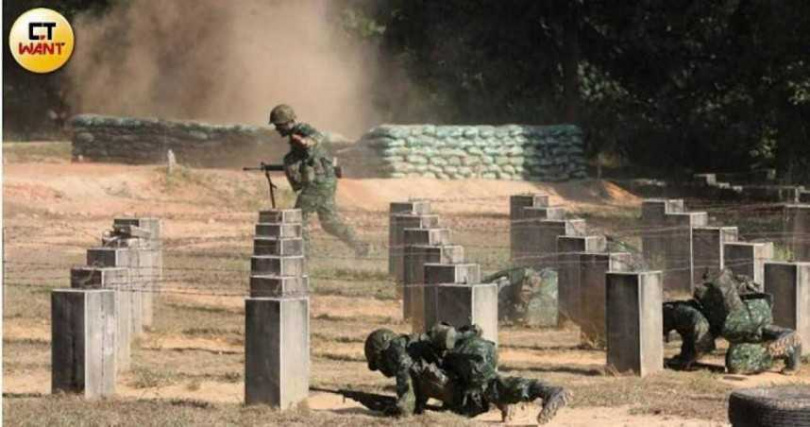 行政院規劃8年編列1.25兆元提升整體國防實力,其中涉及武器項目包括,精準火砲、遠程精準打擊飛彈、無人載具、防空、反裝甲飛彈等項目。(圖/CTWANT攝影組)