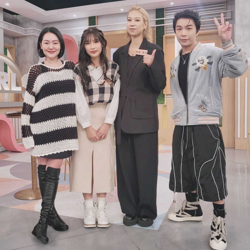 雅維．茉芮（右二）是小S（左）的表妹。（圖／翻攝臉書／雅維．茉芮）