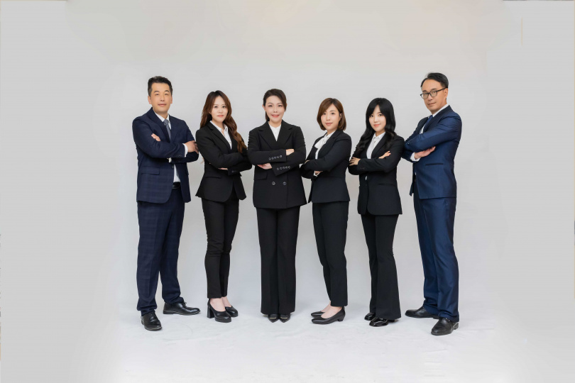 高虹安攜手藍白議員參選人拍照,被視為新竹跨黨派合作的重要訊號。(圖/新竹市議員李國璋辦公室提供)