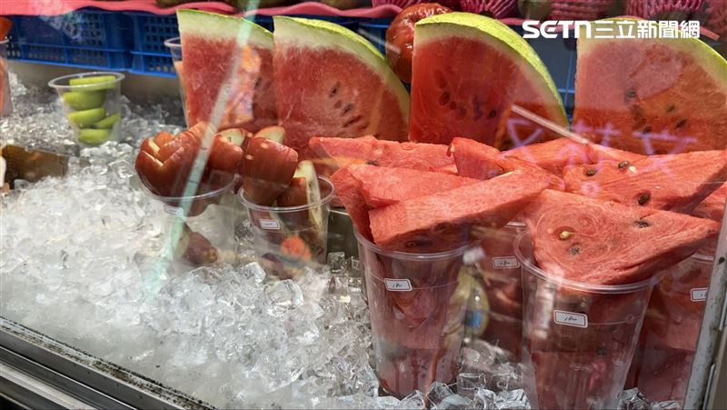 水果攤販喊冤有明確標價，並強調外國客、台灣客來買水果價格都一樣。(圖／記者賴俊佑攝影）