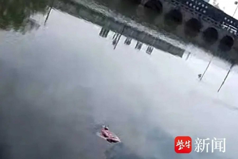 王女原本只想下水泡腳消暑,沒想到一腳踩空跌入深水,危急時靠放鬆身體、保持仰漂等待救援。