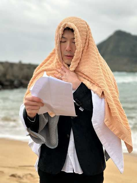 黃少祺全身濕透，裹著毛巾取暖。（圖／三立）