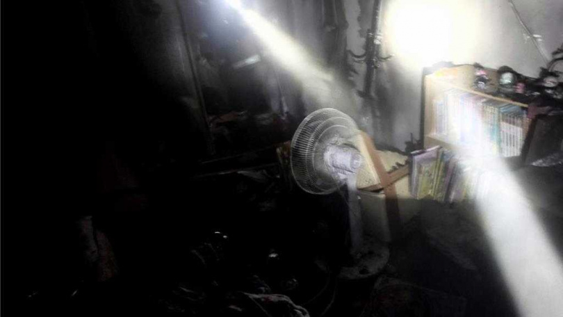 台南市安平區建平九街一家補習班13日晚上9點多傳出火警,市府消防局獲報後派員前往灌救。(圖/讀者提供/中國時報洪榮志台南傳真)